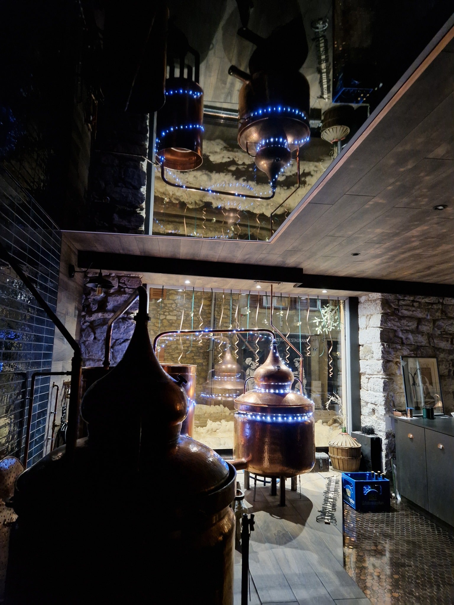 Vue intérieure de la distillerie et des alambics en cuivre